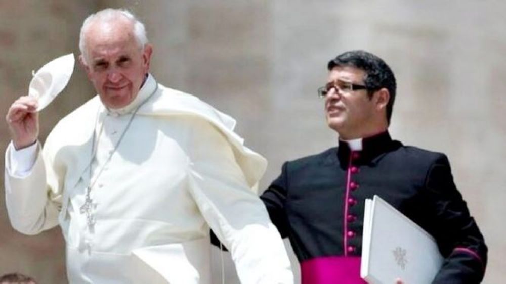 Nuevo sacudón en el Vaticano: deja su cargo el secretario privado del Papa