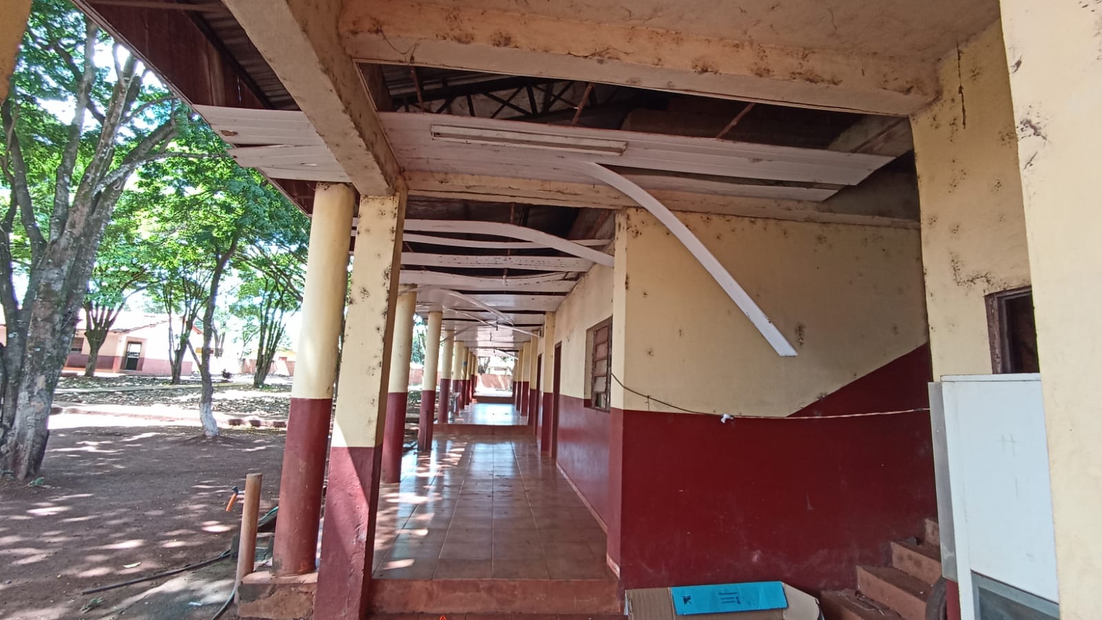 Escuelas en peligro de derrumbe y sin pupitres suficientes para estudiar en Hernandarias