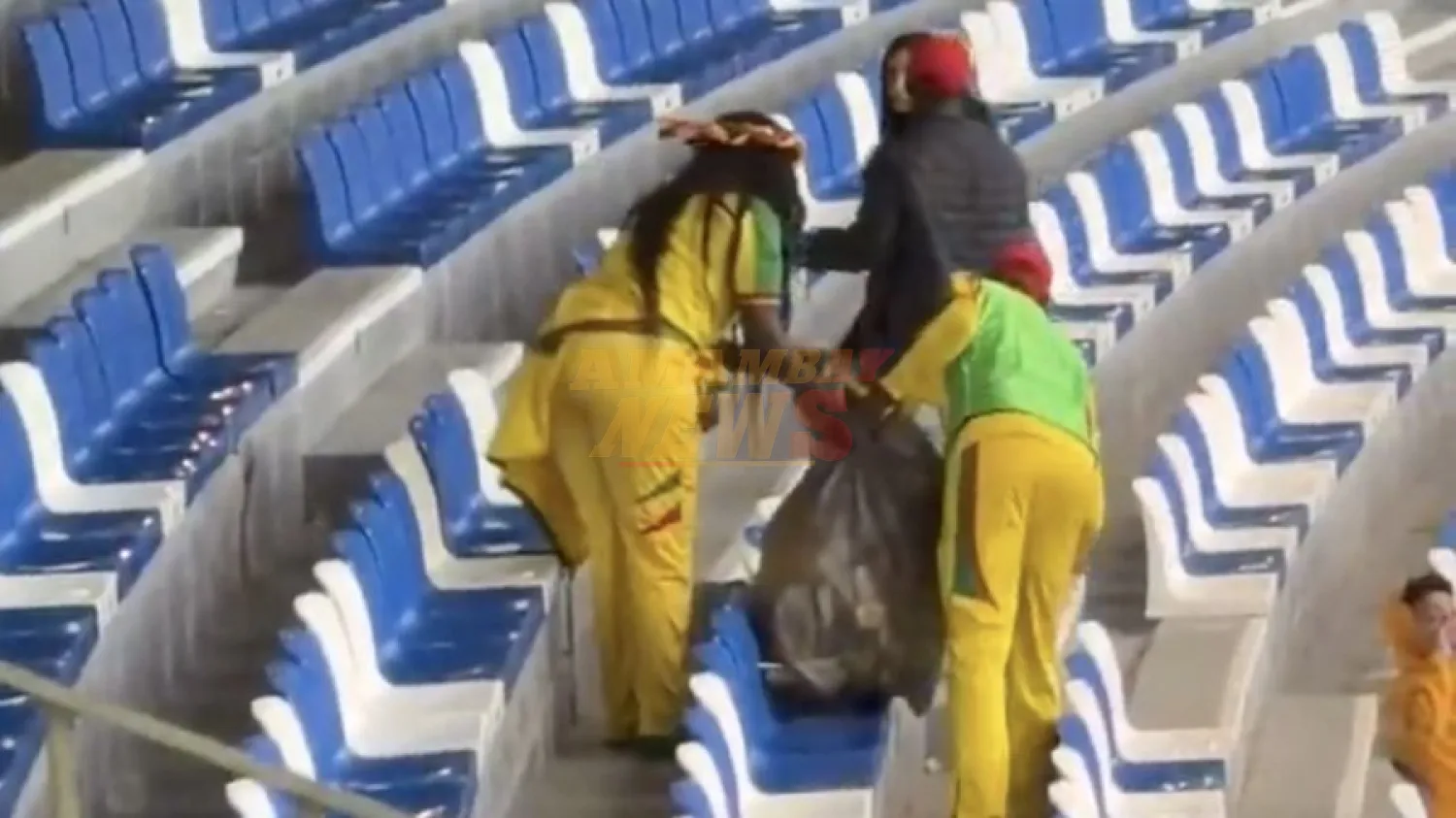 Aficionados de Senegal reciben elogios por limpiar las tribunas del estadio tras un partido en la Copa Africana de Naciones