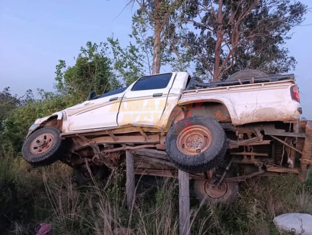 Camioneta accidentado termina sobre un poste de cercado