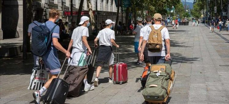 España busca a siete turistas con covid que escaparon de la cuarentena