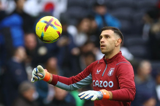 Dibu Martínez: rumores de salida y el motivo por el que no jugó ante el Tottenham