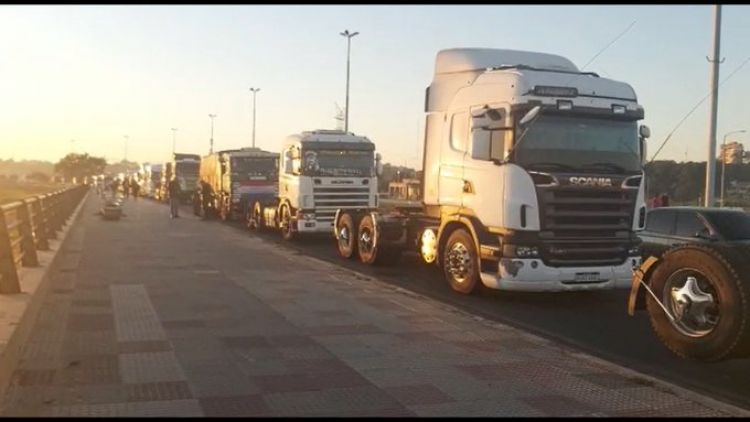 Algunos camioneros fueron amenazados y violentados por sus colegas para adherirse a manifestación