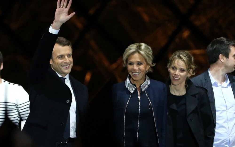 Hija de la primera dama francesa la defiende de los ataques desde Brasil