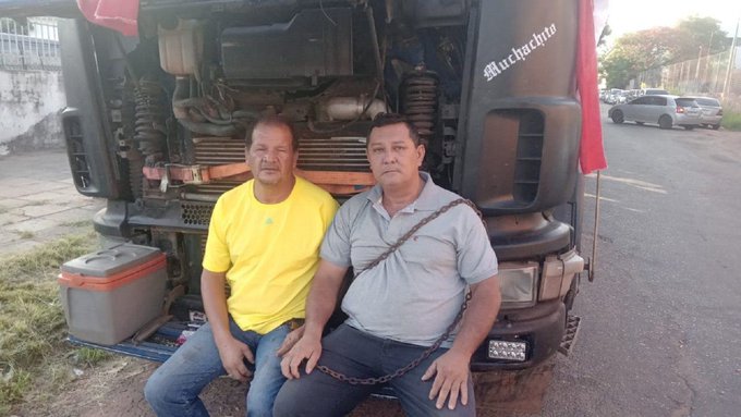 Camioneros se encadenan frente a Dinatrán contra decreto sobre flete de soja