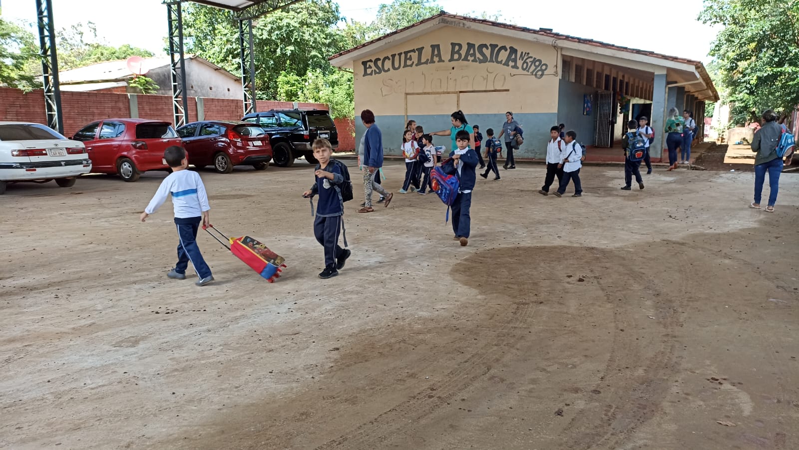 En medio de las mismas precariedades empiezan las clases en Hernandarias