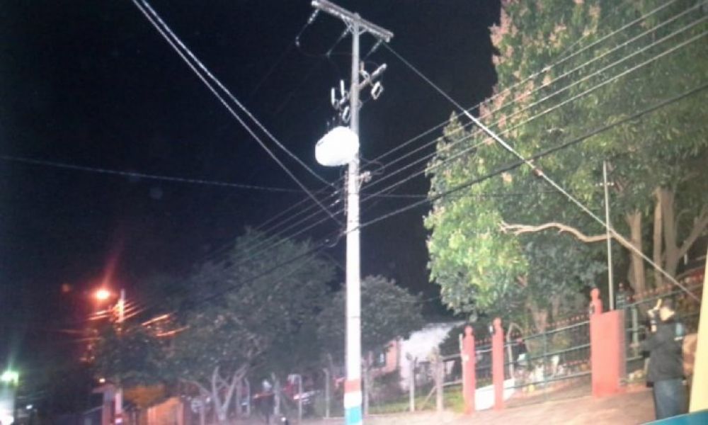 Hombre muere electrocutado al manipular un cable suelto de la ANDE