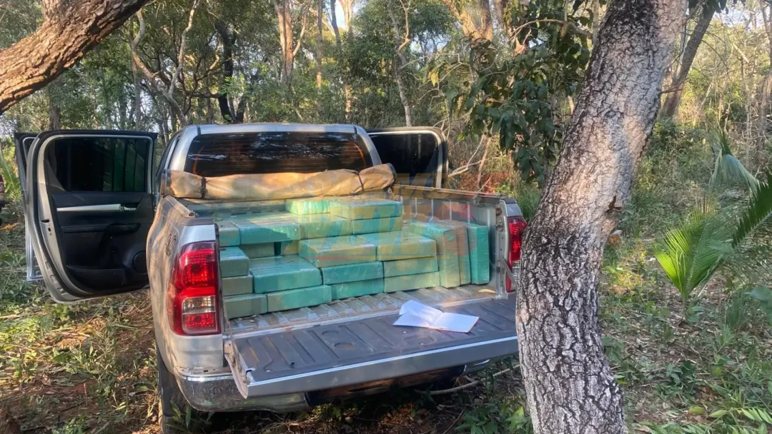 VIDEO: Organización narco abandona camioneta repleta de panes de marihuana en Amambay