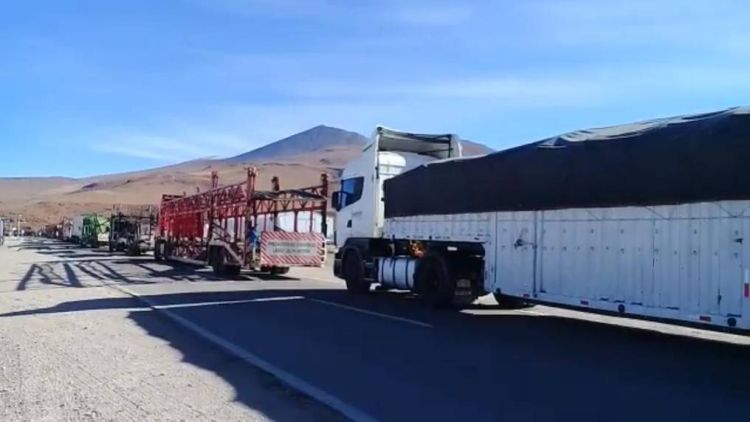 Cancillería asiste a camioneros paraguayos varados en frontera chileno-argentina
