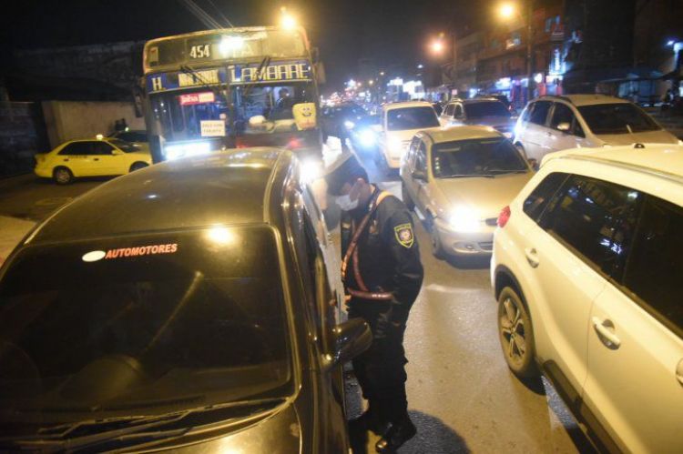 Militares y policías realizan controles en las calles