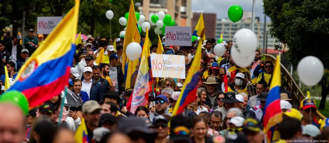 Miles de personas protestan en Colombia contra Gustavo Petro