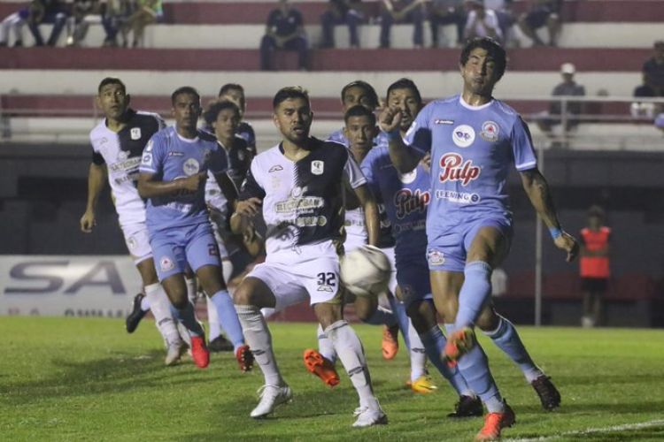 Tacuary y Resistencia empataron a pura polémica y con algunas emociones