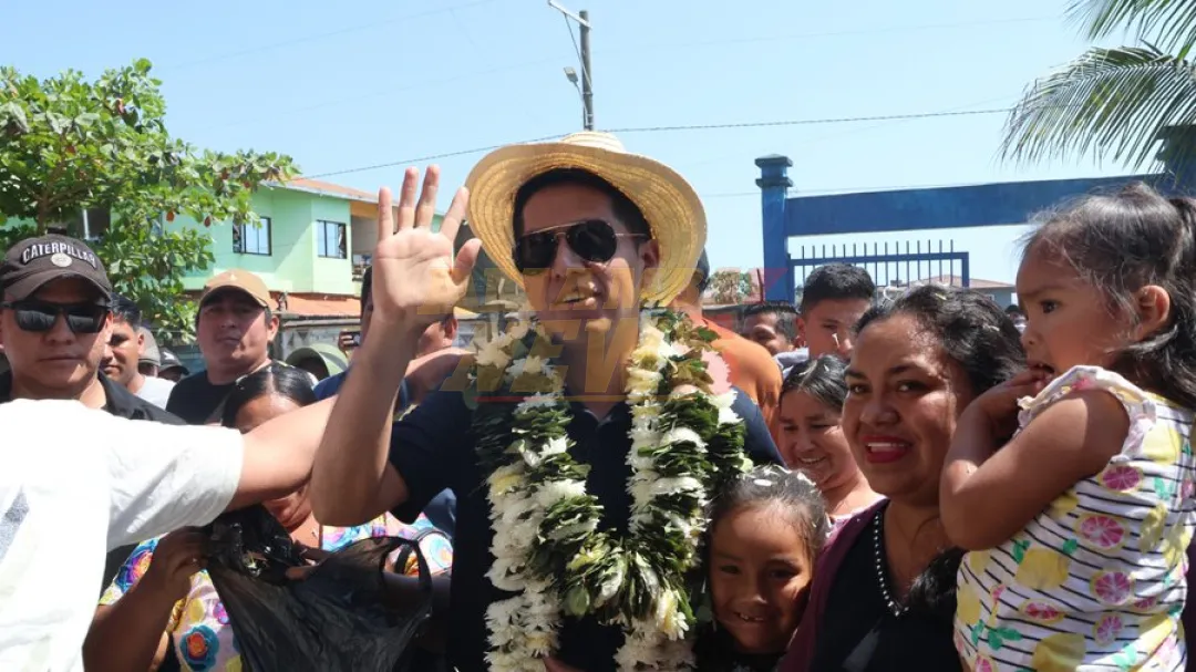 Una turba apedrea al candidato Andrónico Rodríguez tras emitir su voto en Bolivia