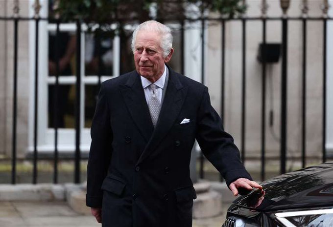 El rey británico Carlos III deja el hospital tras su operación de próstata
