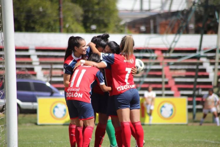 A semanas de la Libertadores, jugadoras de Cerro están en huelga por atrasos