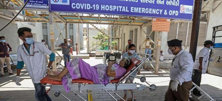 India sobrepasa las 4.000 muertes diarias por Covid-19, que cede en otros países