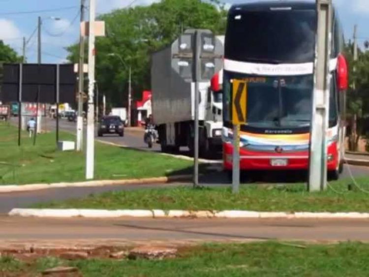 Denuncian que chofer de bus  obligó a una mujer con discapacidad a viajar parada