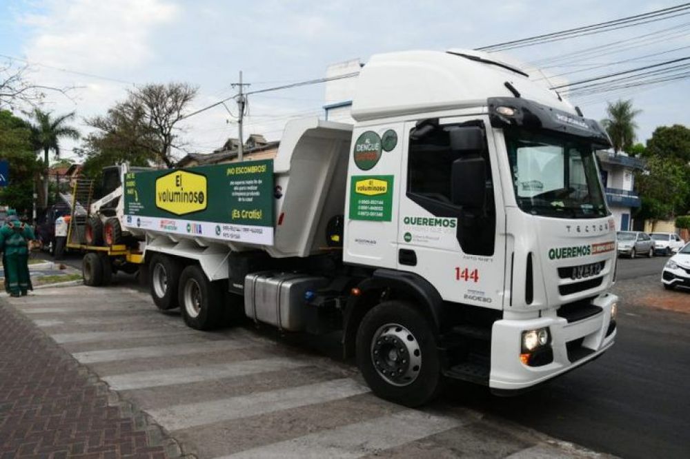 Carriteros y motocarros amenazan porque camión recolector les saca su trabajo en Asunción