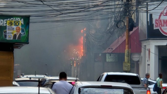 Incendio afecta a una farmacia en el microcentro de Asunción