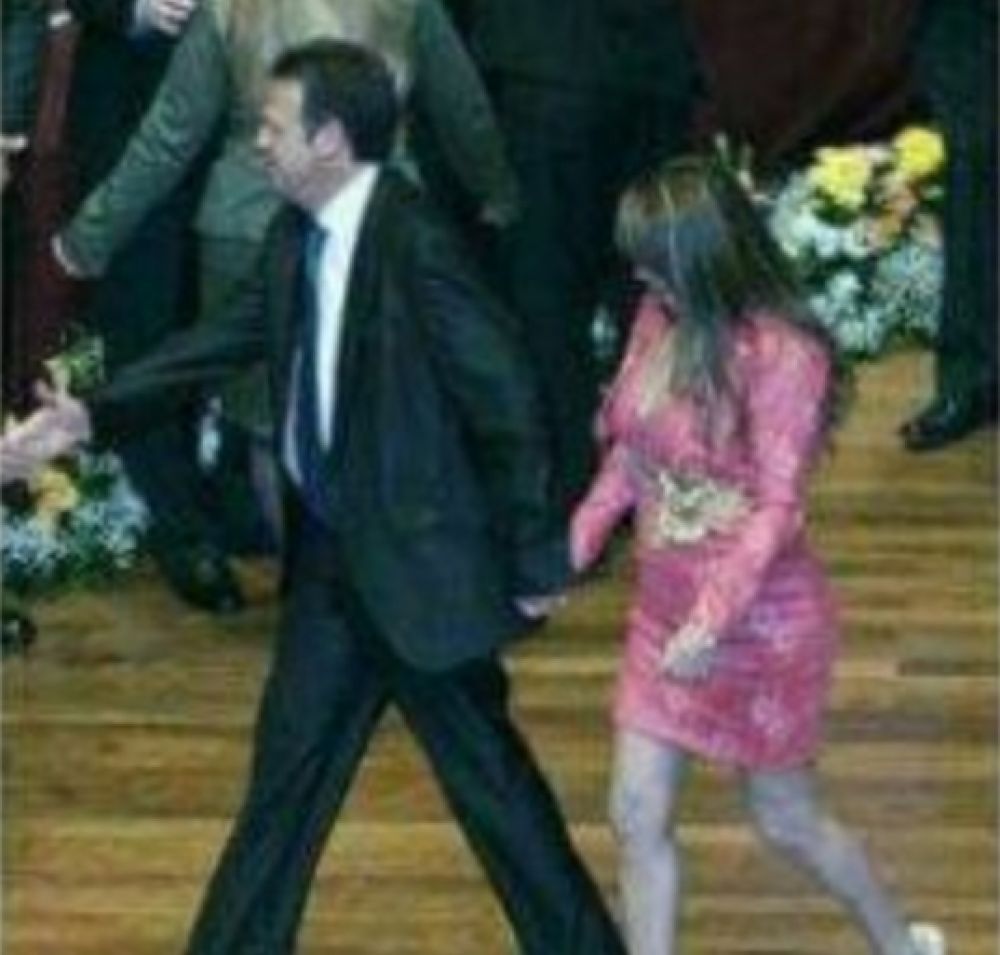 Gloria Escobar se quedo con la caja de chocolate y se comió con su exmarido Pedro González
