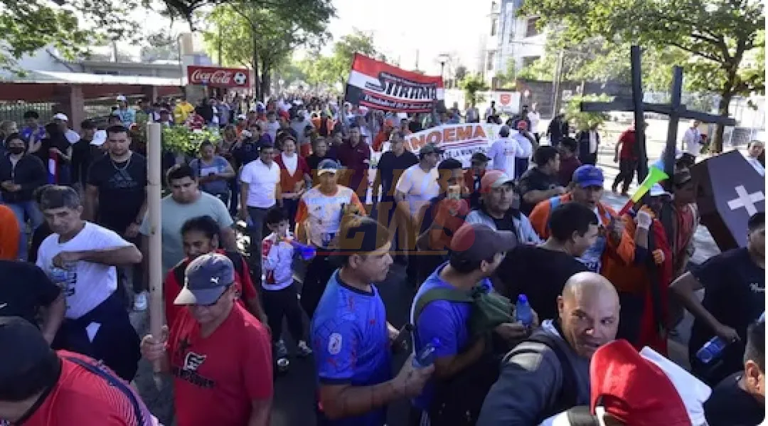 Protesta de funcionarios municipales colapsa avenidas y genera caos en Asunción
