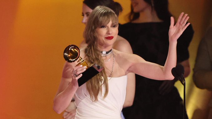 Taylor Swift bate récord al ganar su cuarto Grammy por Álbum del Año