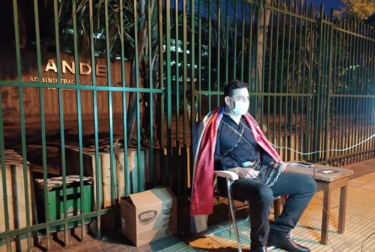 Senador se encadena frente a sede de la ANDE en protesta por sobrefacturaciones