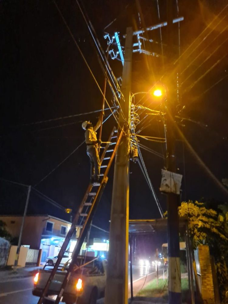 ANDE refuerza trabajos para reponer energía eléctrica tras último temporal