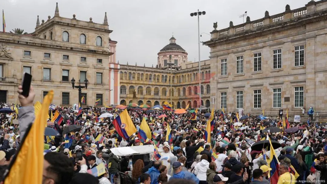 Miles marchan en Colombia en apoyo al expresidente Uribe