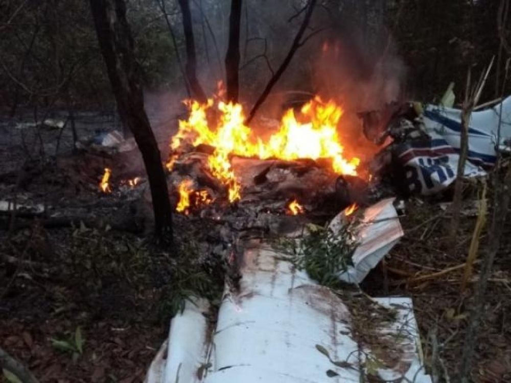 Avião de pequeno porte cai em Campo Grande e 2 pessoas morrem