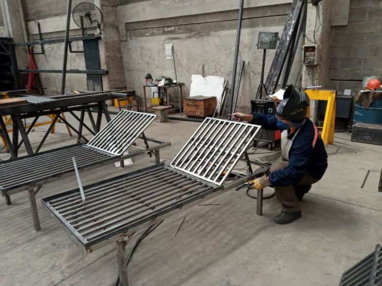 Fabrican 700 camas para reforzar sistema de salud