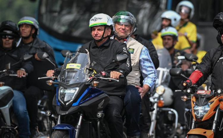 Bolsonaro encabeza una manifestación de motociclistas