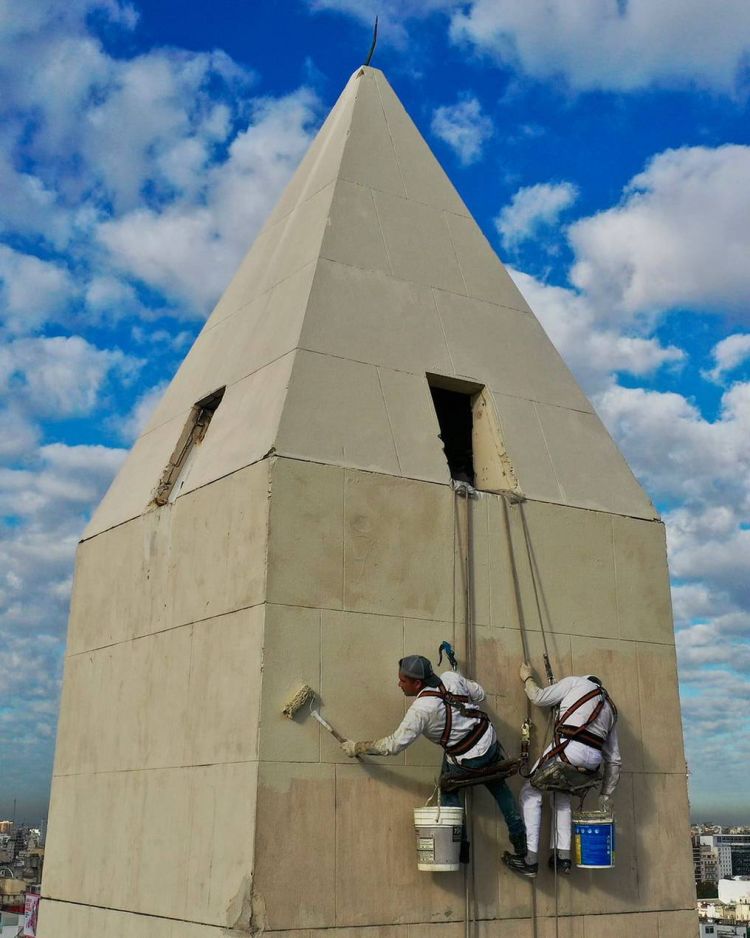 Tres paraguayos a 68 metros de altura pintan el Obelisco argentino