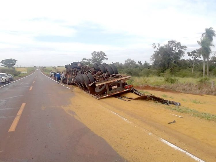 Camión cargado con maíz vuelca al evitar embestir contra vehículo en Santa Fe del Paraná