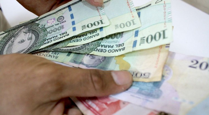 Las cosas están más baratas pero la gente consume menos, según economista