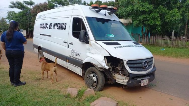Móvil de penitenciaría protagoniza accidente de tránsito en Guairá