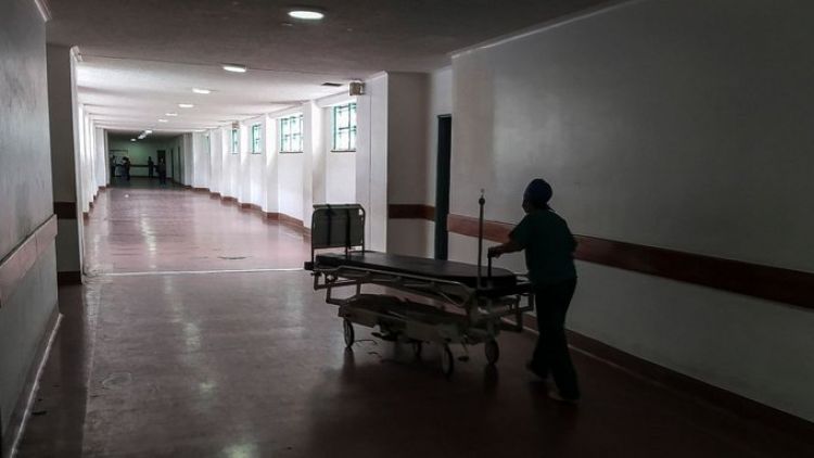 Cortes de luz en hospitales de Venezuela dejan 233 muertos