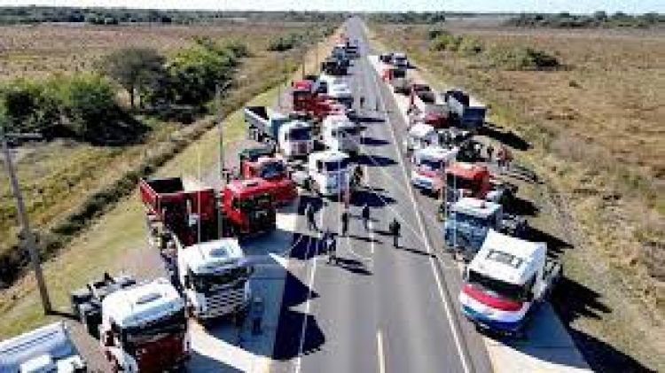 Califican de vergonzoso pedir permiso a camioneros para circular por el país