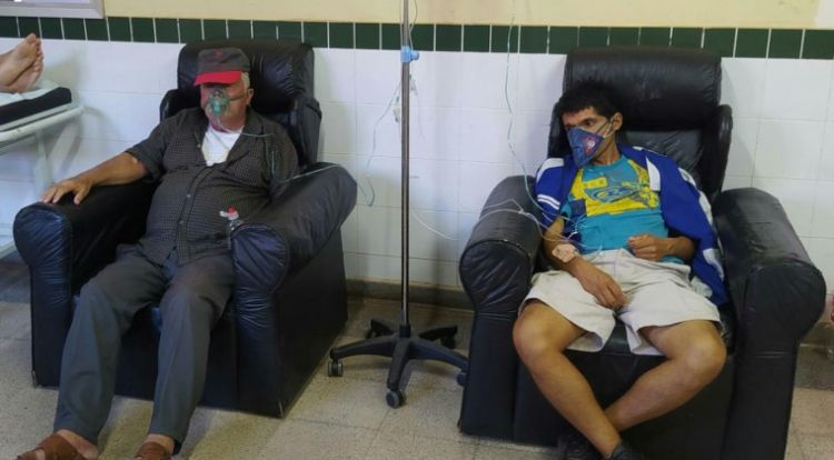 En sillones esperan camas en Clnicas: "Muy poco podemos hacer", lamenta director