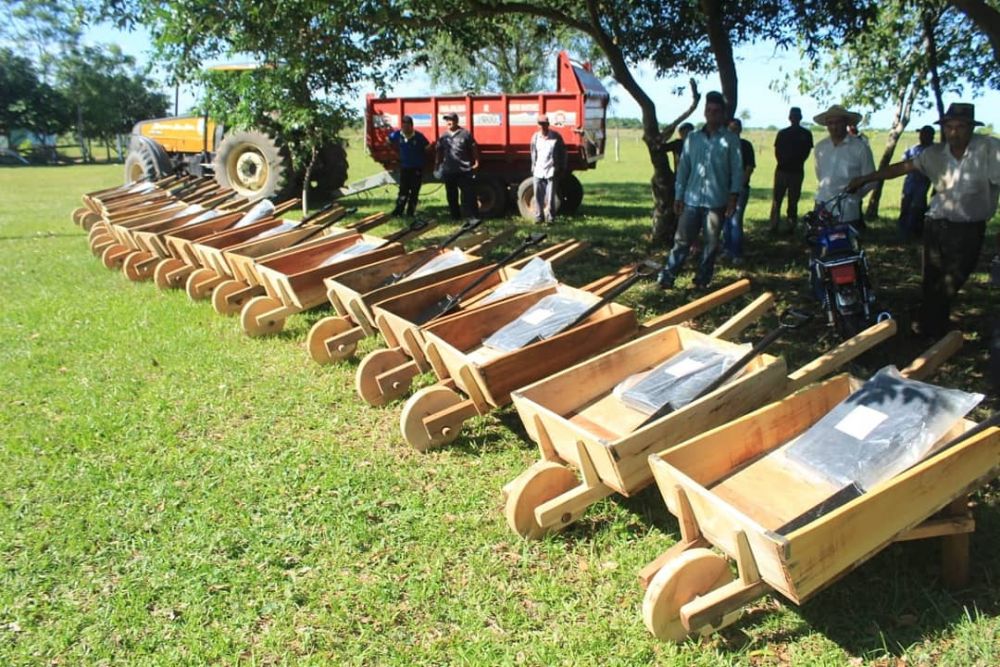 Gobierno de la Gente reparte carretillas de madera. Estamos volviendo a la época colonial
