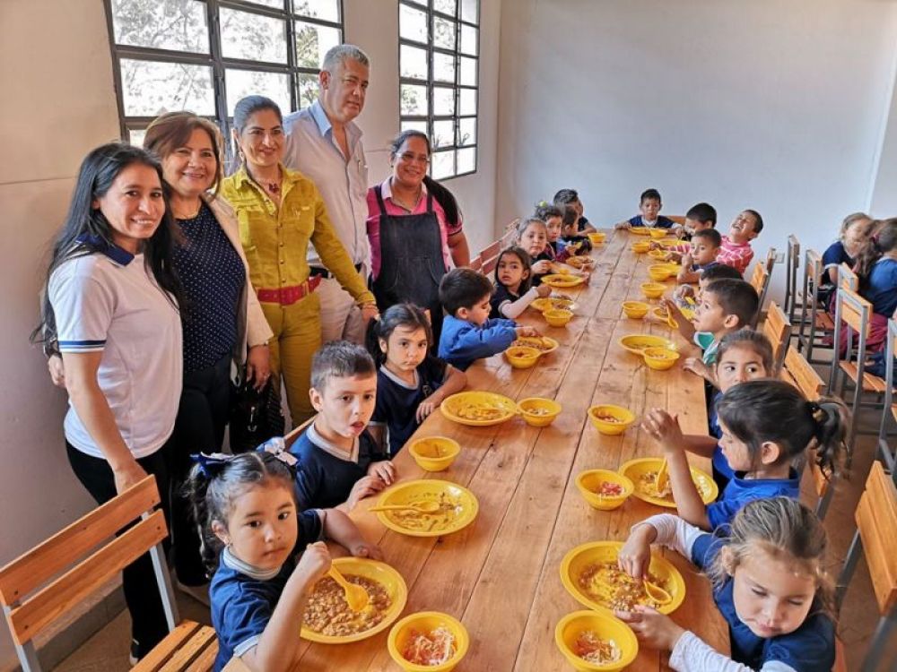 José Carlos entregó mobiliario a comedor de la escuela Alicia Elisa Linch