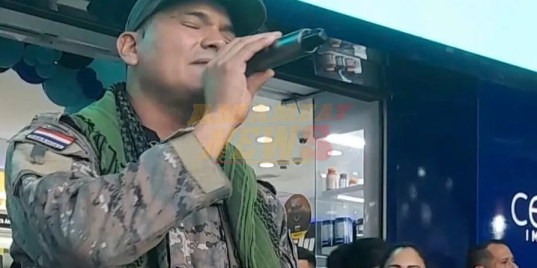 Furor y polémica: un policía puso la nota distinta al ser cantante en feria de ofertas