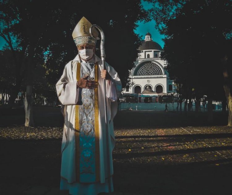 La solitaria procesión del obispo Ricardo Valenzuela hasta la Virgen de Caacupé