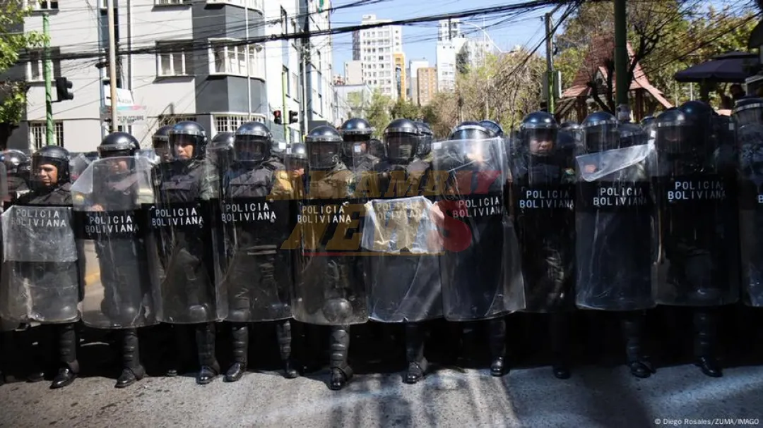 Policía de Bolivia se repliega por amenazas en Cochabamba