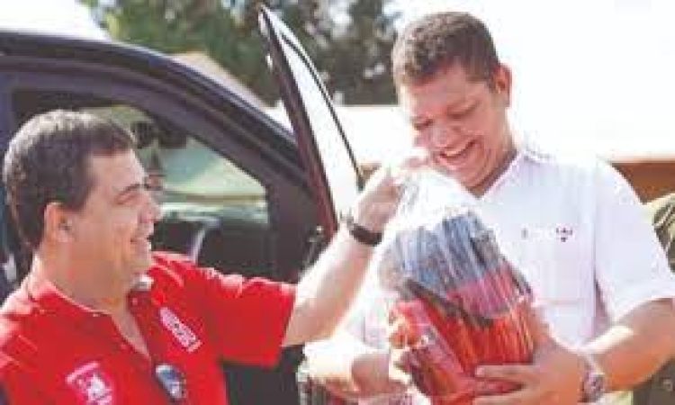 Velázquez renuncia a su precandidatura y Juancho Acosta se queda sin candidato a presidente