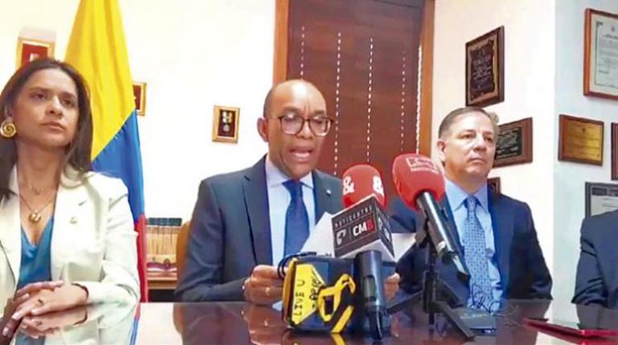 Grupo de exmandatarios rechazan asedio a Corte de Justicia de Colombia
