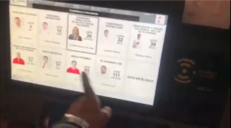 Captan irregularidad en una máquina de votación en Asunción