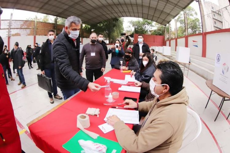 Marito votó temprano y no habló