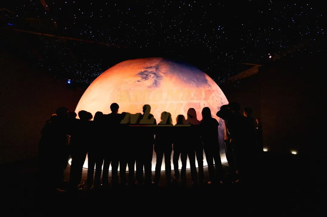 Excursión a las lunas del Sistema Solar en el planetario del MuCi