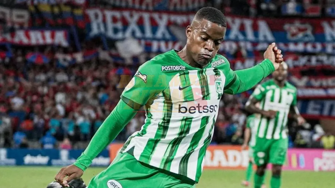 Jugador del Atlético Nacional de Colombia, se desploma en la cancha y causa alarma